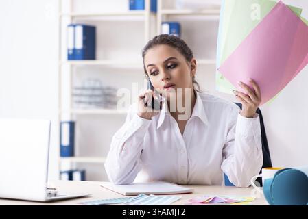 Die schöne Designerin, die im Büro arbeitet Stockfoto