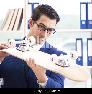 Geschäftsmann verwendet ein Skateboard im Büro Stockfoto