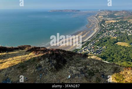 Hohe Küstenansicht nach Westen entlang der Küste von Nordwales in Richtung Penmaenmawr und die Küste von Conwy/Llanfairfechan, mit Sandstränden Stockfoto