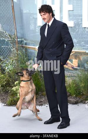 Jacob Elordi mit dem Hund Rak Jasper bei der Weltpremiere des Films 'The Dog Stars / The End of the Stars' im Odeon Luxe Leicester Square. London, 20.08.2026 Stockfoto