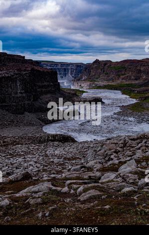 Vatnajökull-Nationalpark Island, Europa: der Fluss Jökulsá á Fjöllum entspringt aus dem Vatnajökull-Gletscher und windet sich durch die Schlucht Jökulsárgjúfur Stockfoto
