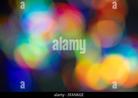 Große weiche Regenbogen-Bokeh-Kreise füllen das Bild für einen farbenfrohen Party-Hintergrund, Feiertags-Banner oder abstraktes Design Stockfoto