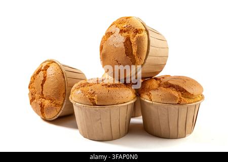 Frisch gebackene Reismehl-Schaum Muffins kühlen auf einem Drahtgestell Stockfoto