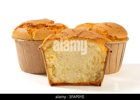 Frisch gebackene Reismehl-Schaum Muffins kühlen auf einem Drahtgestell Stockfoto