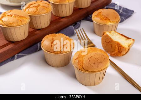 Frisch gebackene Reismehl-Schaum Muffins kühlen auf einem Drahtgestell Stockfoto