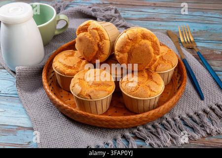 Frisch gebackene Reismehl-Schaum Muffins kühlen auf einem Drahtgestell Stockfoto