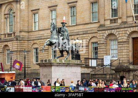 Die Statue des Duke of Wellington im Register House, Princes Street, Edinburgh, Schottland Stockfoto