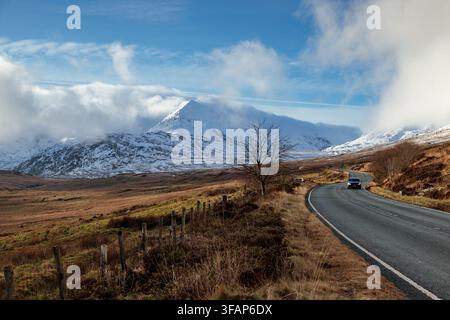 Snowdon-Berg im Winterschnee, Snowdonia, Nordwales Stockfoto