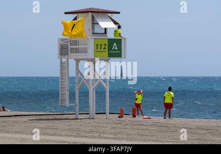 Lebensretter neben einem Wachturm am Mittelstrand in Torre del Mar, Málaga, Andalusien, Spanien. Stockfoto