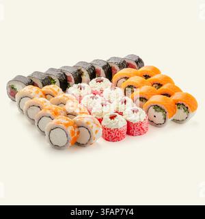 Buntes Sortiment an japanischen Sushi-Rollen Stockfoto