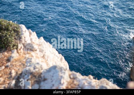 Blick auf das tiefblaue Meer von einer felsigen Klippe Stockfoto