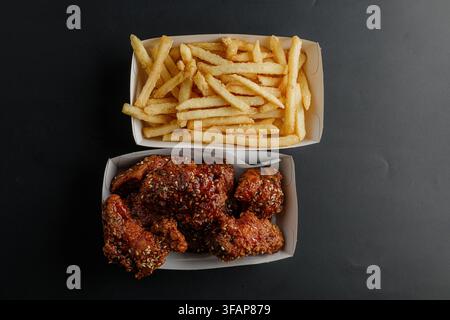 Bestellung scharfe Hühnerflügel und Pommes frites Stockfoto