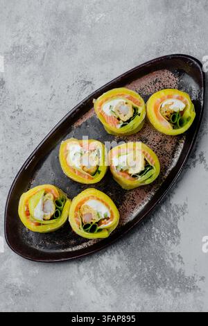 Asiatische Fusion-Rollen mit Lachs und Tempura-Garnelen Stockfoto