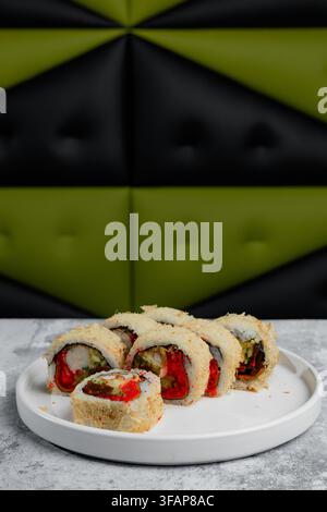 Knusprige Tempura-Sushi-Rollen auf einem weißen Teller Stockfoto