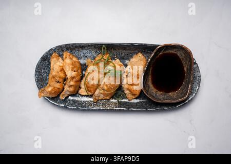 Pfannengeröstete Gyoza-Teigtaschen mit Sojasauce Stockfoto