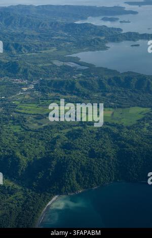 Luftaufnahme der üppigen grünen Küste von Costa Rica Stockfoto
