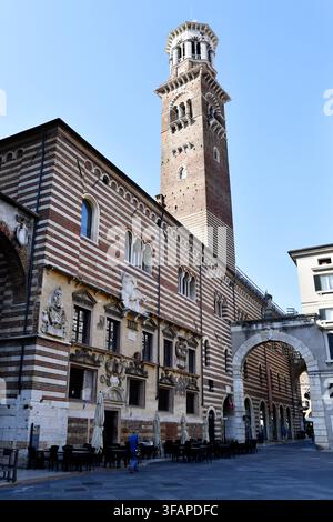 Das gezeigte Gebäude ist der historische Palazzo del Podestà (auch Palazzo del Governo genannt) in der Piazza dei Signori in Verona, Italien. Stockfoto