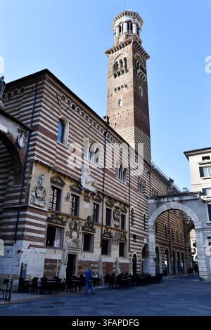 Das gezeigte Gebäude ist der historische Palazzo del Podestà (auch Palazzo del Governo genannt) in der Piazza dei Signori in Verona, Italien. Stockfoto