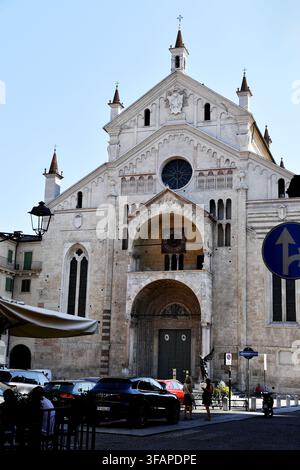 Das Bild zeigt die Kathedrale von Verona (Cattedrale di Santa Maria Matricolare), eine historische Kirche in Verona, Italien Stockfoto