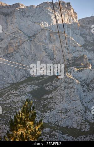 Seilbahn umgeben von Picos de Europa. Fuente De. Kantabrien, Spanien Stockfoto
