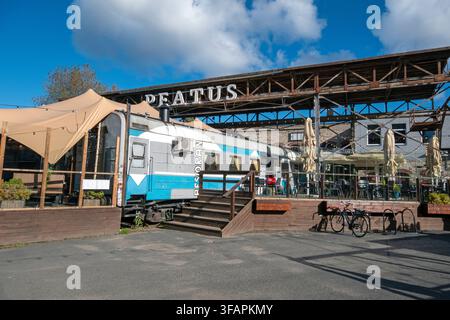 Peatus-Restaurant in den ehemaligen sowjetischen Eisenbahnwaggons in Telliskivi Creative City (ehemaliges Industriegebiet), Tallinn, Estland Stockfoto