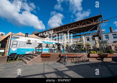 Peatus-Restaurant in den ehemaligen sowjetischen Eisenbahnwaggons in Telliskivi Creative City (ehemaliges Industriegebiet), Tallinn, Estland Stockfoto