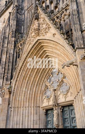 Das Eingangsportal des Magdeburger Doms in Sachsen-Anhalt stellt ein Tor zum Himmel dar, der gotische Baustil zeigt detaillierte Steinmetzarbeiten, spitzbogig Stockfoto