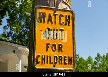 Achtung Kinder Straßenschild auf Telefonmast.. Stockfoto