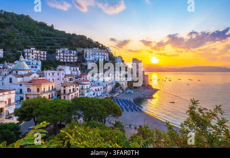 Hohe Blickwinkelansicht des berühmten Dorfes Cetara bei Sonnenaufgang mit historischem Wachturm und ruhigem Strand an der Amalfiküste - Italien Stockfoto