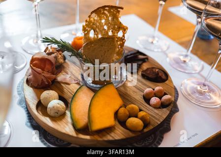 Ein Gourmet-Teller mit Weingläsern auf einem Weingut Stockfoto