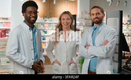 Multikulturelle Ärzte Apotheker drei Kollegen glücklich posierend lächelnd in Apotheke im Krankenhaus Vielfalt professionelles Team Gruppe Therapeuten Kollegen Stockfoto