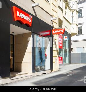 Brno, Tschechische Republik. 12. August 2026. Außenansicht des Levi's-Markenshops im Stadtzentrum Stockfoto