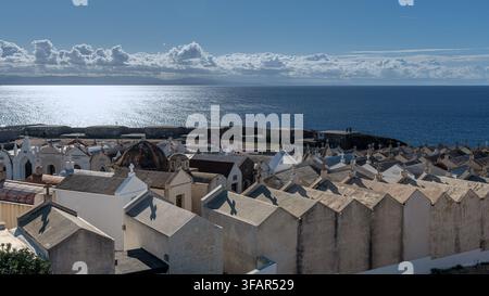 Der Seekirchhof (Cimetière Marin oder Cimetière Saint-François) auf einer Klippe in Bonifacio, an der Südspitze von Korsika Stockfoto