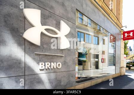 Brno, Tschechische Republik. 12. August 2026. Außenansicht des Under Armour-Markengeschäfts im Stadtzentrum Stockfoto