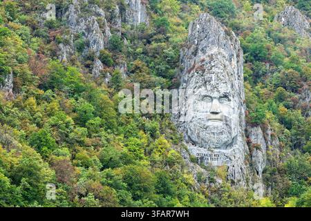 Steingeschmiedete Skulptur von Decebalus im Gebiet der Eisernen Tore in Serbien zwischen üppiger Vegetation Stockfoto