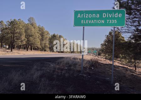 Ein Schild entlang der Interstate-40 in der Nähe von Flagstaff, das die Arizona Divide markiert. An diesem Punkt fließt das Wasser entweder in Richtung Colorado River oder Gila River. Ich Stockfoto