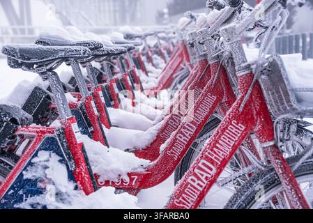 StadtRAD Hamburg Mietfahrräder, die während des Winterwetters in Hamburg, Deutschland, mit Schnee bedeckt sind Stockfoto