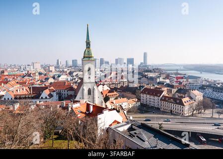 Blick auf die St. Martins Kathedrale und die Altstadt von Bratislava mit der Donau an einem klaren Frühlingstag vom Schlossberg Stockfoto
