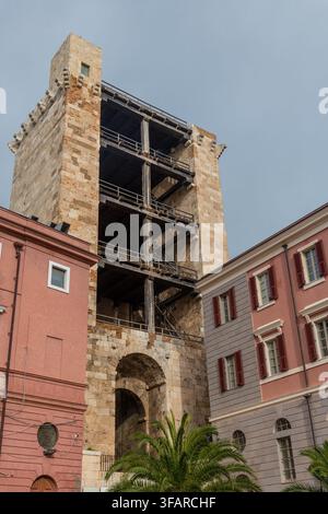 Die Torre di San Pancrazio in Cagliari ist ein mittelalterlicher Verteidigungsturm aus hellem Kalkstein, der 1305 von den Pisanern erbaut wurde. Stockfoto