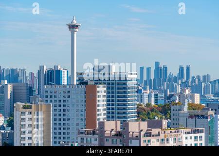 Blick auf die Stadtlandschaft und den Busan Tower an einem sonnigen Tag vom Gamcheon-Kulturdorf, Busan, Südkorea Stockfoto