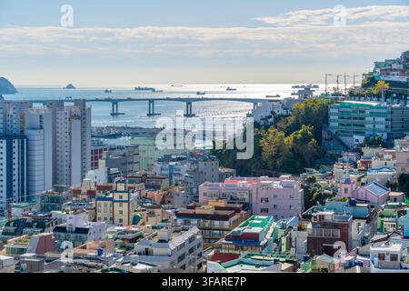 Blick auf farbenfrohe Dächer und Häuser an einem sonnigen Tag im Gamcheon-Kulturviertel, Busan, Südkorea Stockfoto