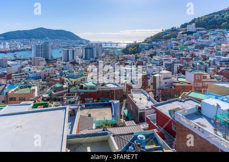 Blick auf farbenfrohe Dächer und Häuser an einem sonnigen Tag im Gamcheon-Kulturviertel, Busan, Südkorea Stockfoto