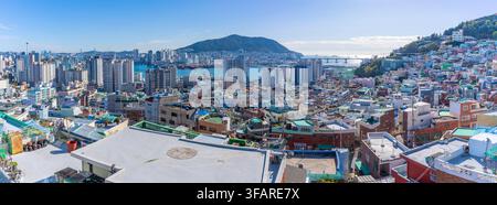 Blick auf farbenfrohe Dächer und Häuser an einem sonnigen Tag im Gamcheon-Kulturviertel, Busan, Südkorea Stockfoto