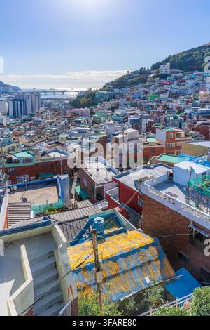 Blick auf farbenfrohe Dächer und Häuser an einem sonnigen Tag im Gamcheon-Kulturviertel, Busan, Südkorea Stockfoto
