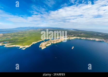 Luftbild von Bonifacio, das auf Kalksteinklippen über dem Mittelmeer in Korsika, Frankreich, thront Stockfoto