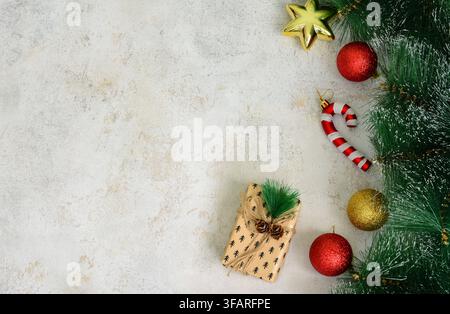 Weihnachtskarte mit festlichen roten Dekorationen auf einem strukturierten Hintergrund zum chinesischen Neujahr Stockfoto