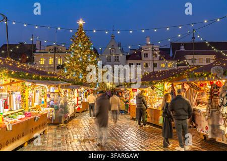 Ansicht des Weihnachtsmarktes am Altstadtsplatz (Raekoja Plats - Julemarked) in der Dämmerung, Tallinn, Estland Stockfoto