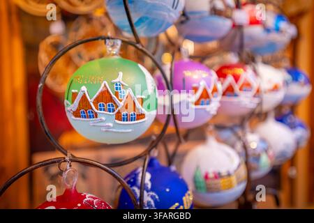 Ansicht von Weihnachtskugeln auf einem Weihnachtsmarktstand, Altstadtsplatz (Raekoja Plats - Julemarked), Tallinn, Estland Stockfoto