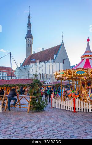 Ansicht des Weihnachtsmarkts auf dem Altstadtsplatz (Raekoja Plats - Julemarked) am Tag in Tallinn, Estland Stockfoto
