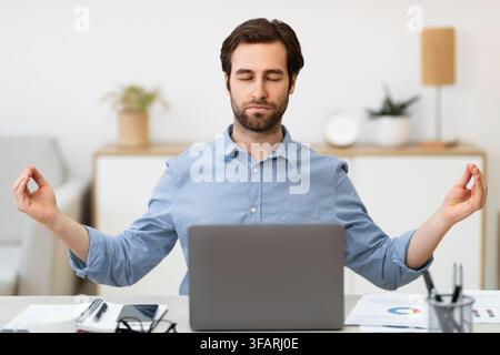 Geschäftsmann Meditierend Sitzen Mit Geschlossenen Augen Entspannen Im Büro Stockfoto